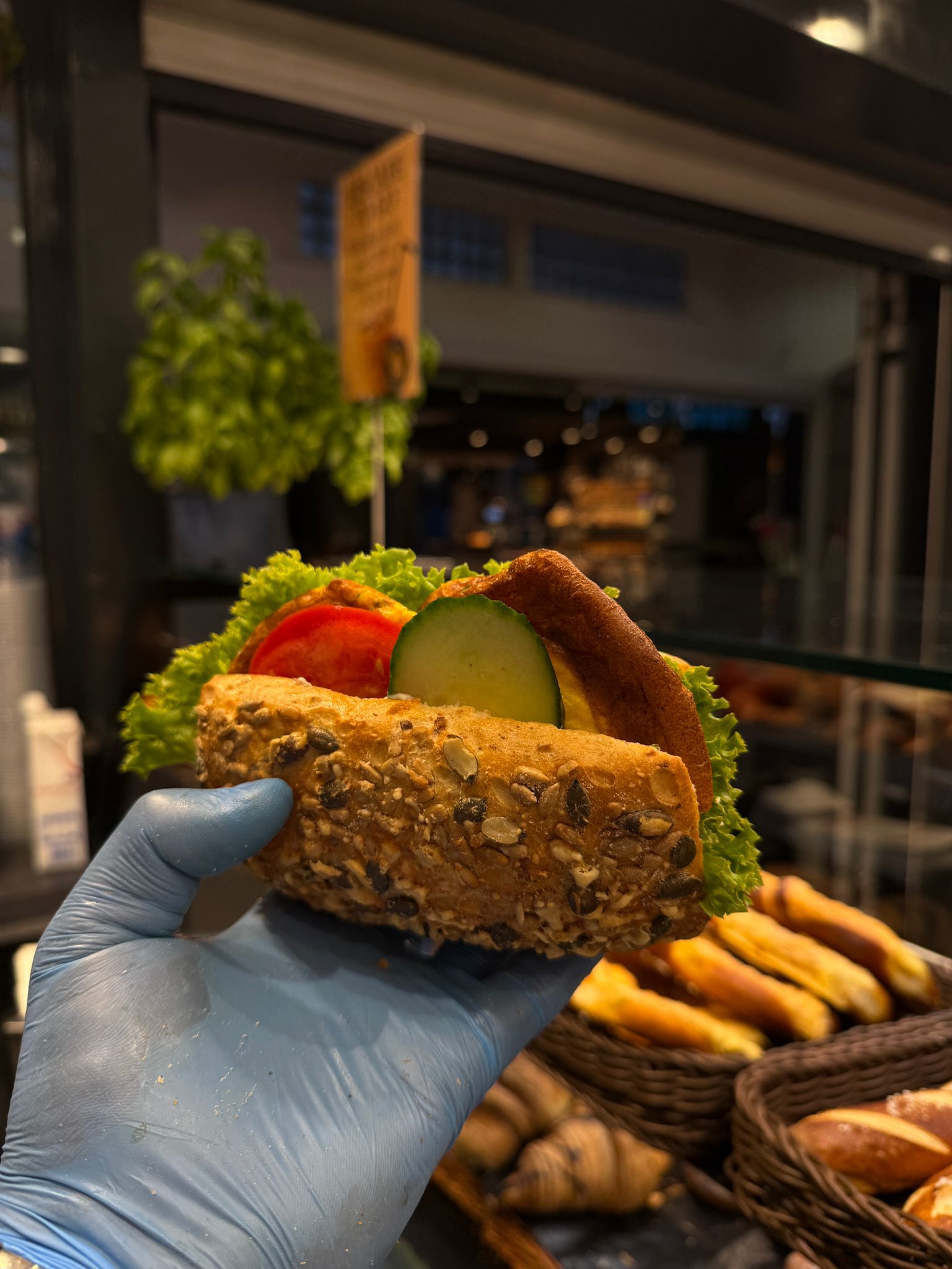 Frische Backwaren und Sandwiches im HbbStore