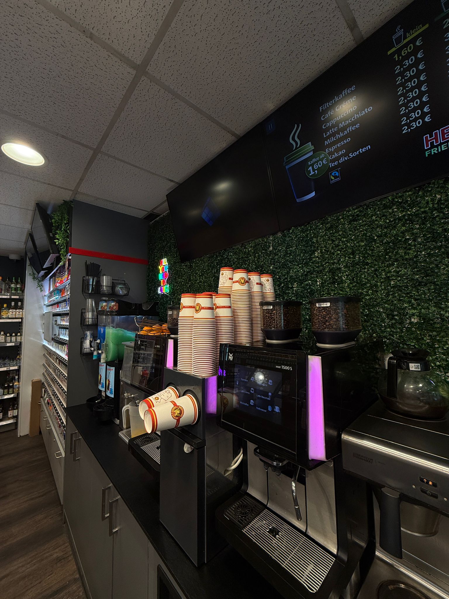 Kaffeestation im HBB Store mit Pappbechern